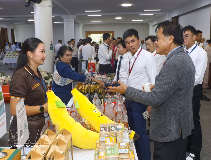 Delegates visit booths showcasing products from various countries at the conference (Photo: VNA)