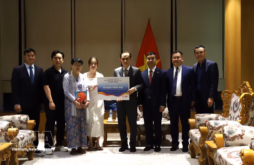 Minister of Foreign Affairs Le Hoai Trung (fourth from right) and representatives of the Vietnamese community and Yangon University of Foreign Languages (Photo: VNA)