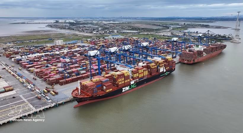 Containers are handled at Lach Huyen Port in Hai Phong city. (Photo: VNA)