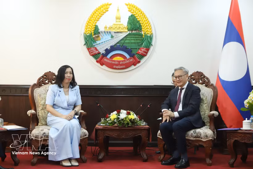 Deputy Minister of Foreign Affairs Le Thi Thu Hang (L) pays a courtesy call on Lao Deputy Prime Minister and Minister of Foreign Affairs Thongsavanh Phomvihane. (Photo: VNA)