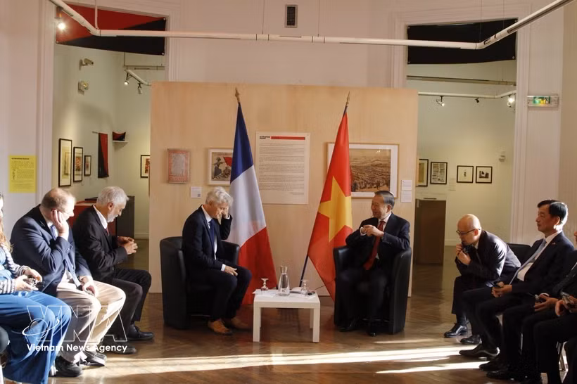 General Secretary of the Communist Party of Vietnam (CPV) Central Committee and President To Lam (right) meets with National Secretary of the French Communist Party (PCF) Fabien Roussel in Montreuil on September 10 (Photo: VNA)