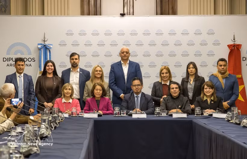 Lawmakers and representatives of businesses from both countries at the seminar (Photo: VNA)