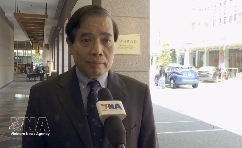 Prof. Vu Minh Khuong of the Lee Kuan Yew School of Public Policy grants an interview to the Vietnam News Agency (Photo: VNA)