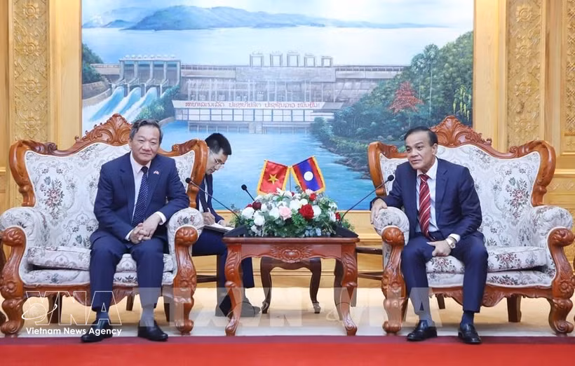 Vietnamese Ambassador to Laos Nguyen Minh Tam (L) meets with Secretary of the Vientiane provincial Party Committee and Chairman of the provincial People's Council Phouthanouphet Xaysombath on July 14. (Photo: VNA)