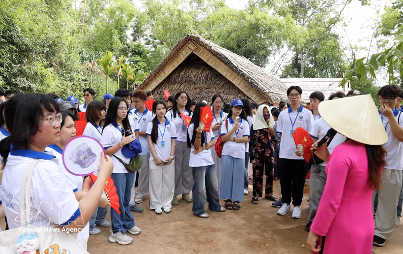 Young OVs visit Kim Lien special national relic site in Nghe An province, as part of the Vietnam Summer Camp 2026 (Photo: VNA)