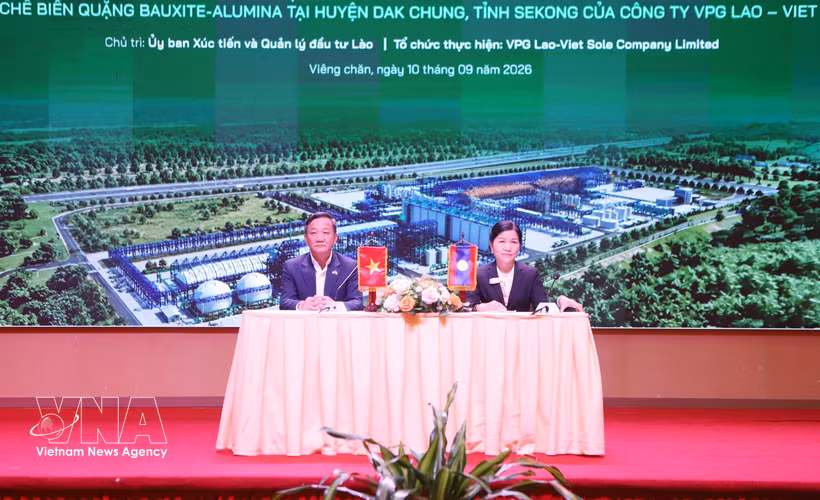 Vietnamese Ambassador to Laos Nguyen Minh Tam (left) and Deputy Minister, Vice Chair and Standing member of the Lao Investment Promotion and Management Committee Phonvanh Outhavong attend the workshop. (Photo: VNA)