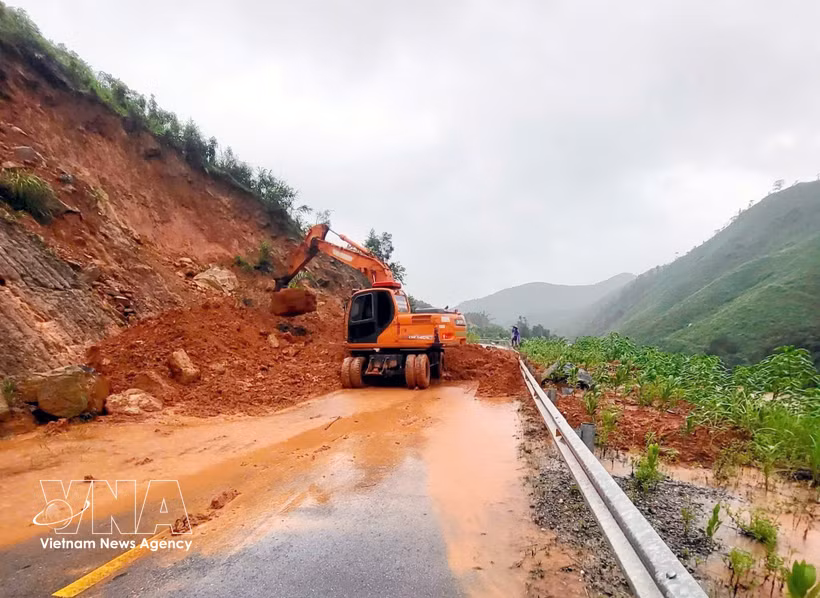 Authorities in Ba Che commune, Quang Ninh province on August 23 urgently clear mud and debris, level landslide-affected areas and clear flooded roads to help residents resume normal life soon after floodwaters receded (Photo: VNA) 