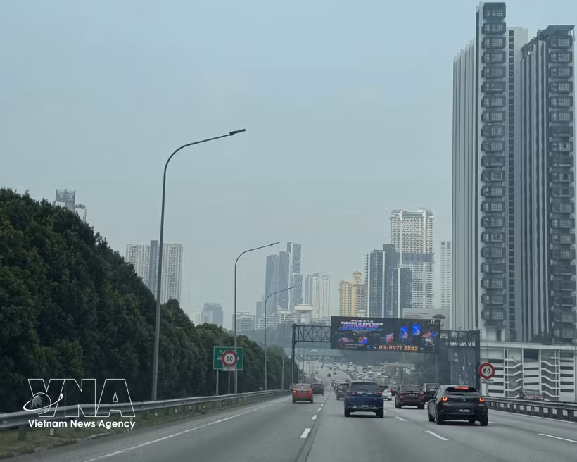 Haze at noon in an area of Kuala Lumpur. (Photo: VNA)