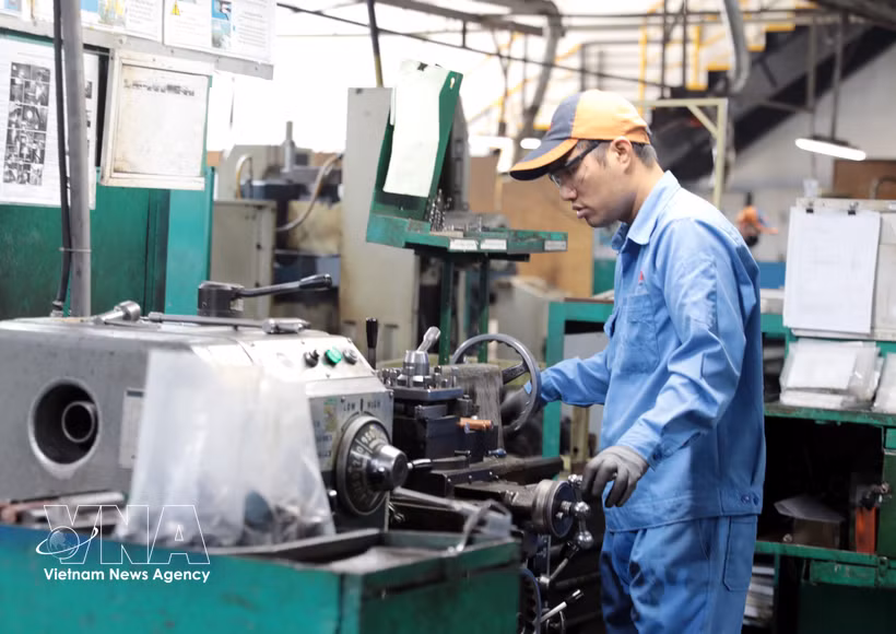 Production lines at Cosmot 1 Technology Co., Ltd. in Phu Tho province operate smoothly, meeting market demand and creating jobs for local workers. (Photo: VNA)