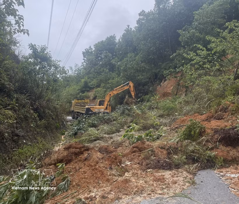 Landslides block roads in mountainous areas of Thanh Hoa (Photo: VNA)