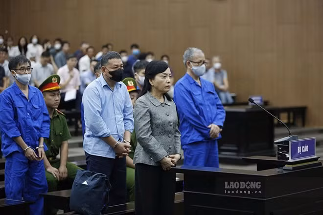 Former Health Minister Nguyen Thi Kim Tien and other defendants at the first-instance trial in late May (Photo: laodong.vn)