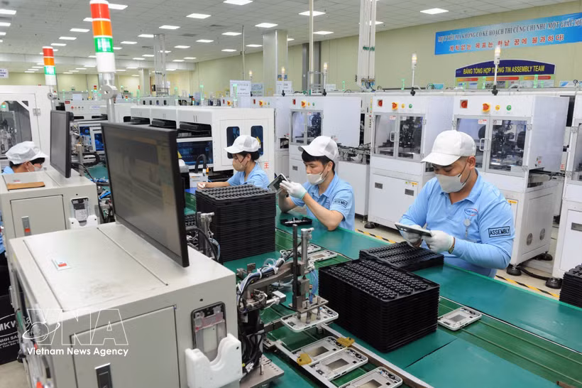 An electronics production line at SAMK WANG Co. in the Quang Chau Industrial Park, Bac Ninh province. (Photo: VNA)