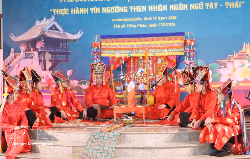 A Then master performs a ritual song to pray for blessings and good fortune at the programme in Vientiane. (Photo: VNA)