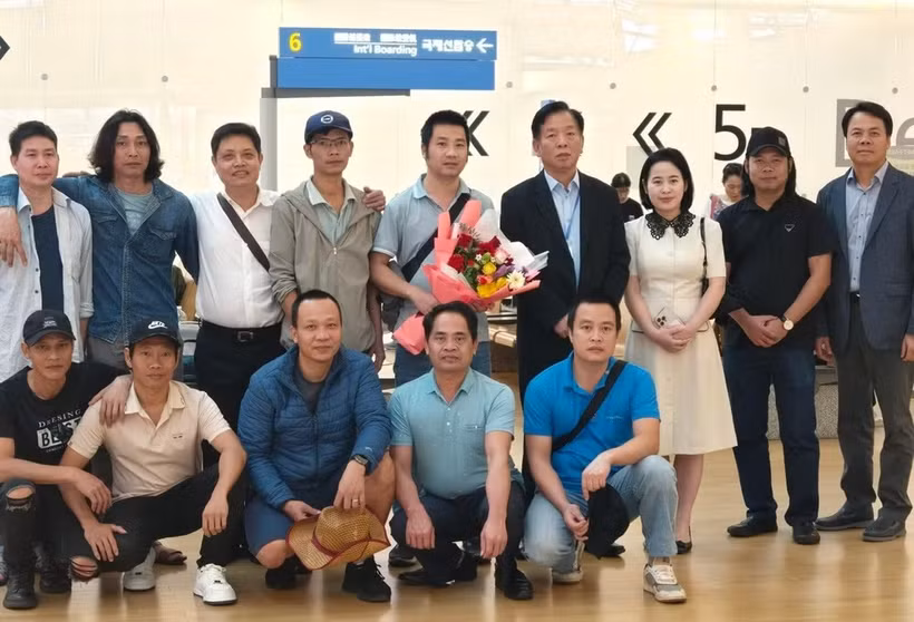 Officials of the Vietnamese Embassy in the Republic of Korea (RoK) meet and see off the sailors before their departure for Vietnam (Photo: the Vietnamese Embassy in the RoK)