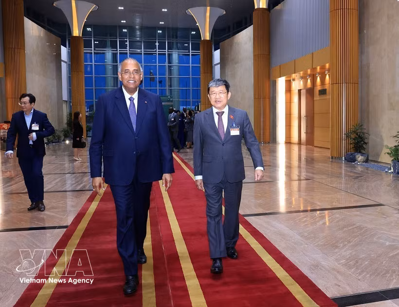 President of the National Assembly of the Republic of Côte d’Ivoire Patrick Achi (left), flanked by Standing Vice Chairman of the National Assembly Committee for National Defence, Security and External Relations Vu Hai Ha, at Noi Bai International Airport in Hanoi on August 22, 2026. (Photo: VNA)