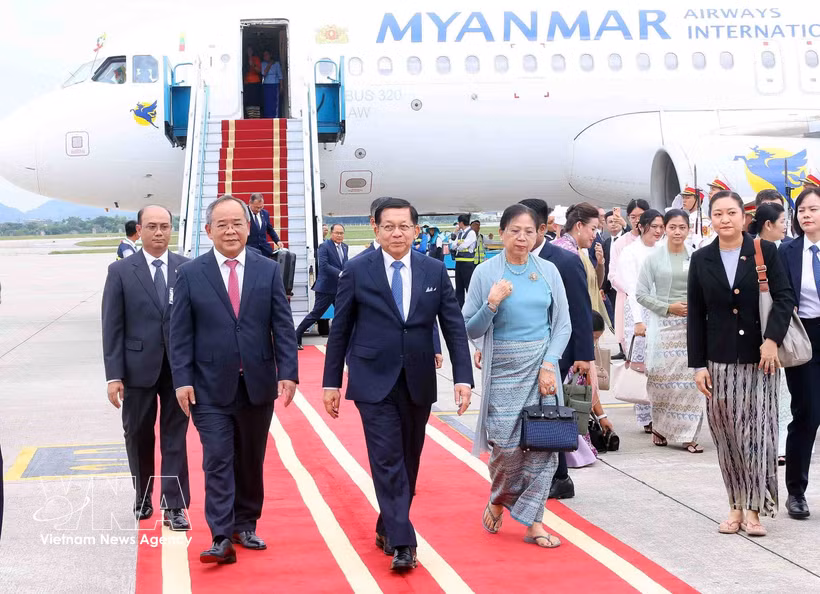 President of the Republic of the Union of Myanmar Min Aung Hlaing and his spouse are welcomed at the Noi Bai International Airport in Hanoi (Photo: VNA)