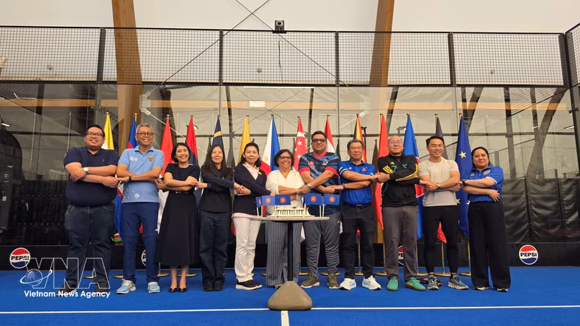 Ambassadors of ASEAN member states in Brussels perform the bloc’s signature “ASEAN handshake”, symbolising ASEAN solidarity (Photo: VNA) 