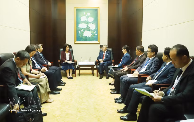 Lao Deputy Prime Minister and Minister of Foreign Affairs Thongsavanh Phomvihane (right) hosts a reception for Vietnamese Deputy Minister of Foreign Affairs Nguyen Thi Hoang Van in Vientiane on September 14. (Photo: VNA)