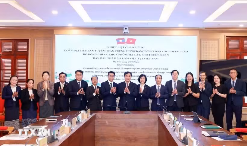 Vietnamese and Lao officials at the event (Photo: VNA)