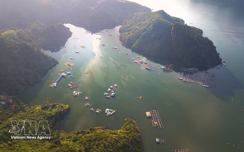 With its crystal-clear blue waters and majestic scenery, the Hoa Binh hydropower reservoir in Phu Tho province has become a must-visit destination (Photo: VNA)
