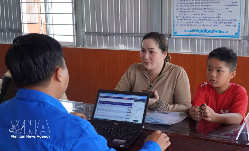 A resident of Tran Phan commune, Ca Mau province, is guided in carrying out administrative procedures. (Photo: VNA)