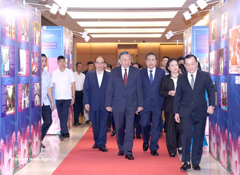 General Secretary of the Communist Party of Vietnam Central Committee and President To Lam, and other Party and State leaders visit an exhibition themed “Simple yet noble examples” on September 3. (Photo: VNA)