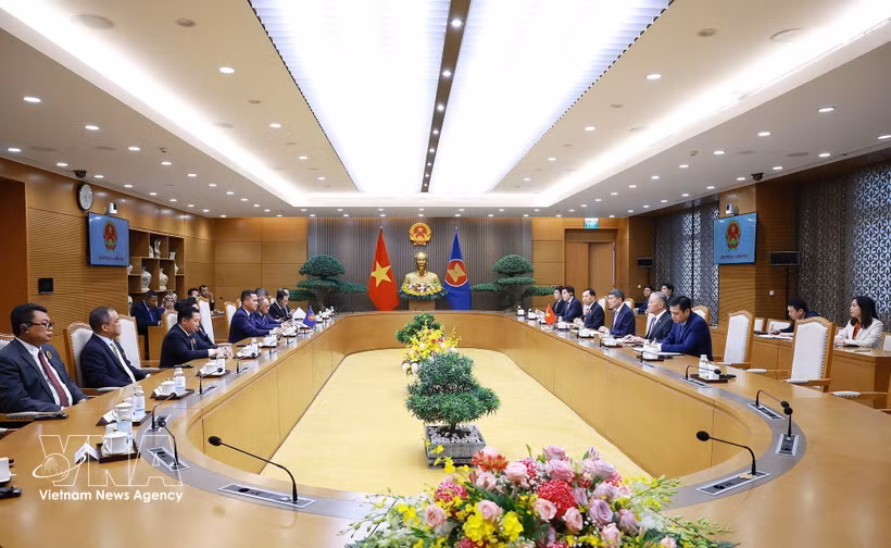 The September 30 meeting between Prime Minister Le Minh Hung and heads of delegations from ASEAN countries and the ASEAN Secretariat attending the ASEAN Law Enforcement High-level Conference on Cooperation in Combating Criminal Fugitives (Photo: VNA)