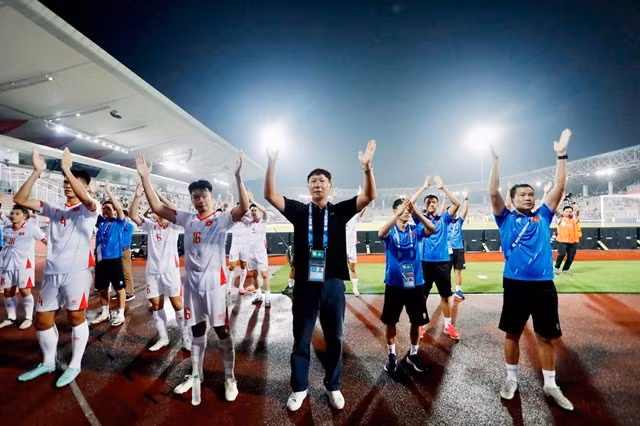 Coach Kim Sang-sik (in black) and Vietnamese players and staff tribute supporters after their semi-final match against Malaysia on August 16. (Photos courtesy of VFF)