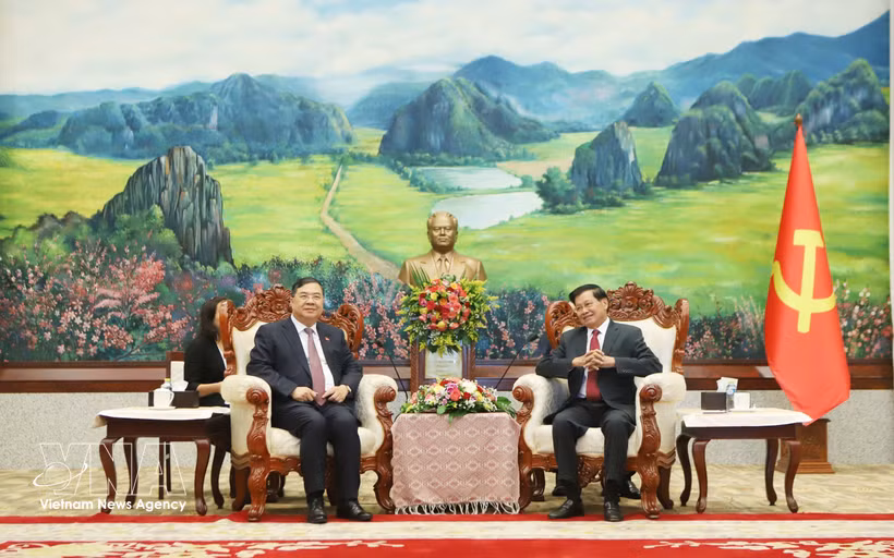 Standing Deputy Prime Minister Pham Gia Tuc (left) meets with Party General Secretary and President of Laos Thongloun Sisoulith in Vientiane on September 21, 2026. (Photo: VNA)
