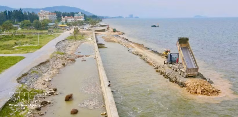 Thanh Hoa province is accelerating the upgrading of vulnerable dykes and embankments (Photo: VNA)