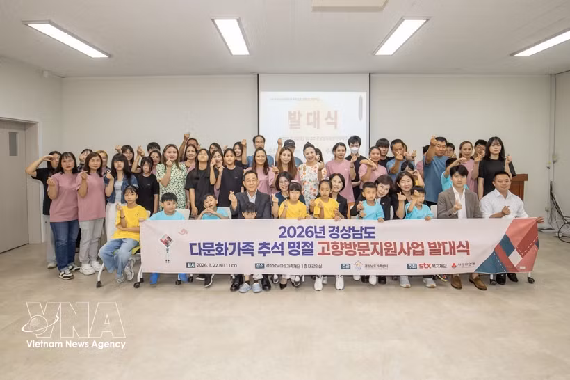 Vietnamese Consul General in Busan Doan Phuong Lan (front row, centre) joins delegates and Vietnamese-Korean multicultural families at the launch ceremony of a programme supporting visits to Vietnam for the 2026 Mid-Autumn Festival. (Photo: VNA)