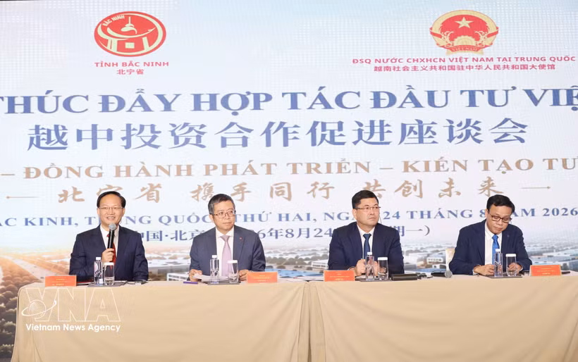 Representatives of the Vietnamese Embassy in China and Bac Ninh province at the seminar in Beijing on August 21. (Photo: VNA)
