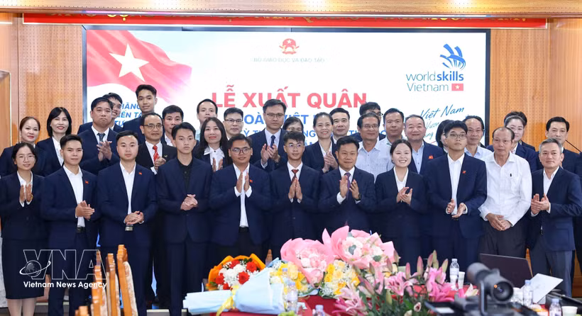 Participants pose for a group photo at the hybrid send-off ceremony for the Vietnamese delegation participating in the 48th WorldSkills Competition in China. (Photo: VNA)