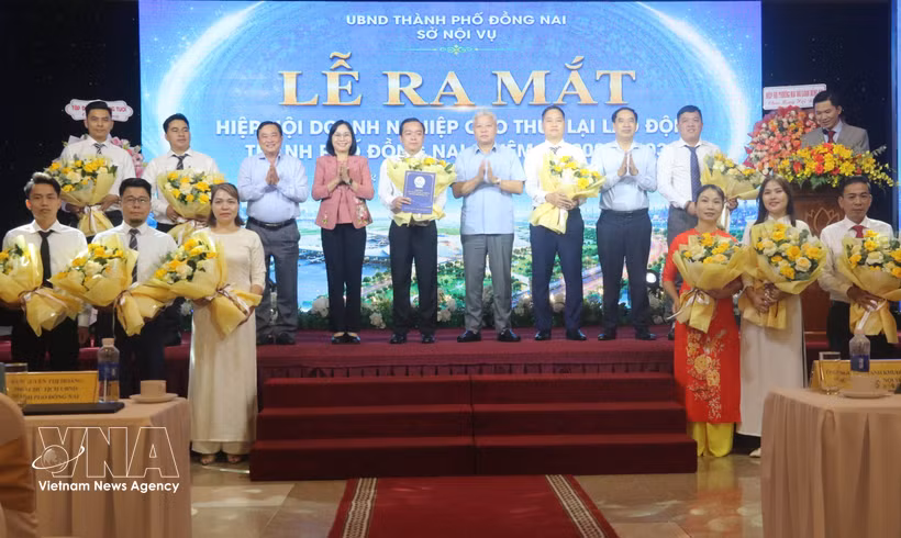 The Ministry of Home Affairs officially launches Vietnam's national job exchange and witnesses the debut of the Dong Nai Labour Leasing Business Association on July 31. (Photo: VNA)