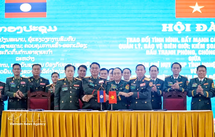 Representatives of the Nghe An provincial Border Guard Command and the Military Commands and Departments of Public Security of the three Lao provinces of Xiengkhuang, Bolikhamsai and Houaphanh at the MoU signing ceremony. (Photo: VNA)