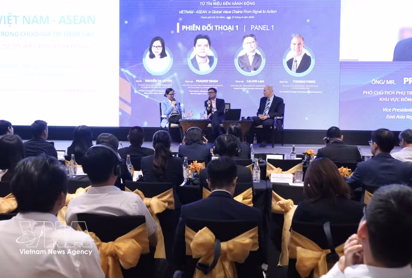 A discussion at the forum "Vietnam-ASEAN in Global Value Chains: From Signal to Action". (Photo: VNA)