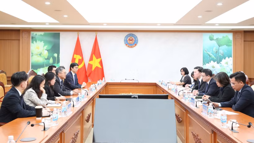 Deputy Minister of Finance Tran Quoc Phuong holds a working session with Bing Li, Head of Asia-Pacific for Bloomberg in Hanoi. (Photo: tapchitaichinh.vn)