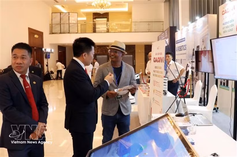 Delegates visit exhibition stands at the 2026 national quality and productivity forum in Ho Chi Minh City. (Photo: VNA)