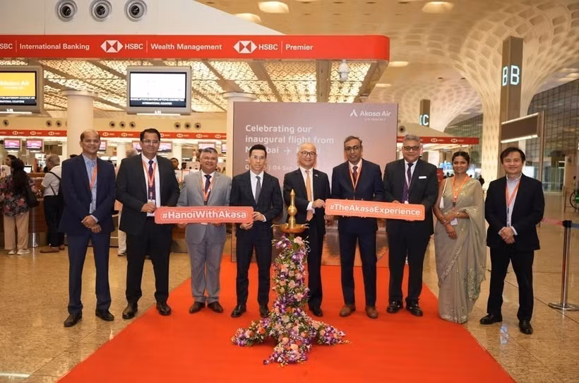 Vietnamese Ambassador to India Trinh Minh Manh (fifth from right) and Vietnamese Consul General in Mumbai Le Quang Bien (sixth from right) at the flight route inauguration ceremony (Photo courtesy of the Vietnamese Embassy in India)