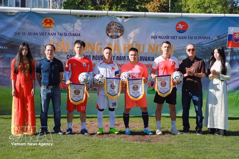 Vietnamese Ambassador to Slovakia Pham Truong Giang (second, right) in a group photo with members of football teams (Photo: VNA)