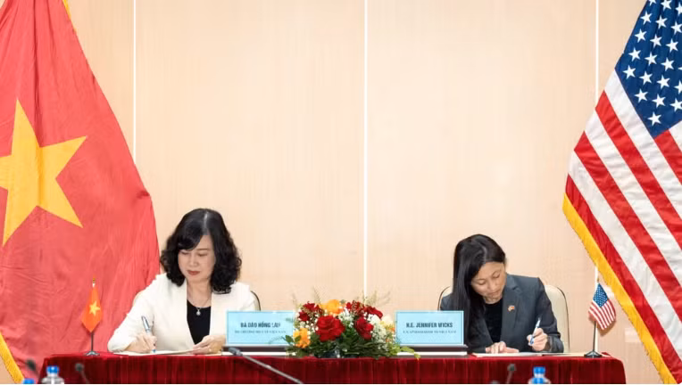 Minister of Health Dao Hong Lan and US Ambassador to Vietnam Jennifer McNamara Wick sign the memorandum of understanding on health cooperation. (Photo: US Embassy in Vietnam)