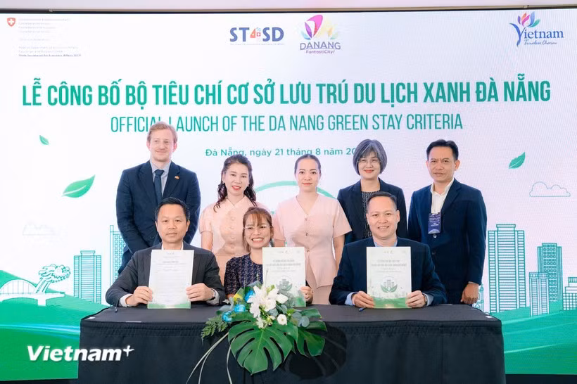 The Da Nang Hotel Association and accommodation establishments sign a commitment to work together to implement the Da Nang Green Stay Criteria. (Photo: VietnamPlus)