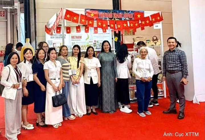 Vietnamese enterprises showcase products at the Vietnam Pavilion during the Foodist Istanbul 2026 fair. (Photo: Vietrade)