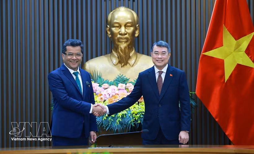 Prime Minister Le Minh Hung (right) and Indian Minister of State for External Affairs Pabitra Margherita at their meeting in Hanoi on August 26 (Photo: VNA)