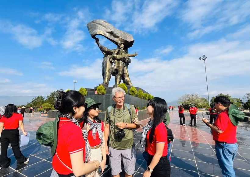 Tourists visit the Dien Bien Phu Victory Monument, which was built to commemorate the 50th anniversary of the Dien Bien Phu Victory. (Photo: VNA)