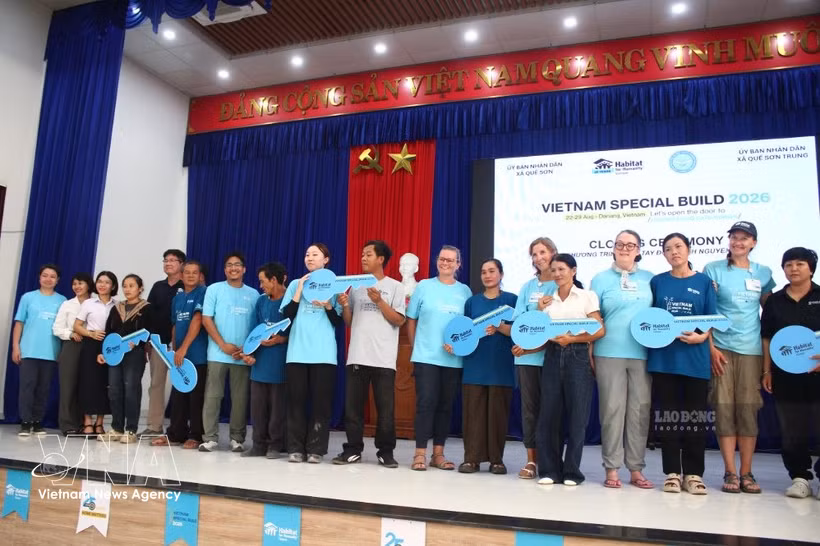 Habitat for Humanity Vietnam (HFHV) hands over nine disaster-resilient houses to low-income and vulnerable families in central Da Nang city as part of the Vietnam Special Build 2026 programme (Photo: VNA)
