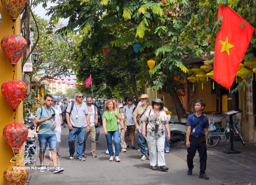 International tourists visit Hoi An Ancient Town in Da Nang city. (Photo: VNA)