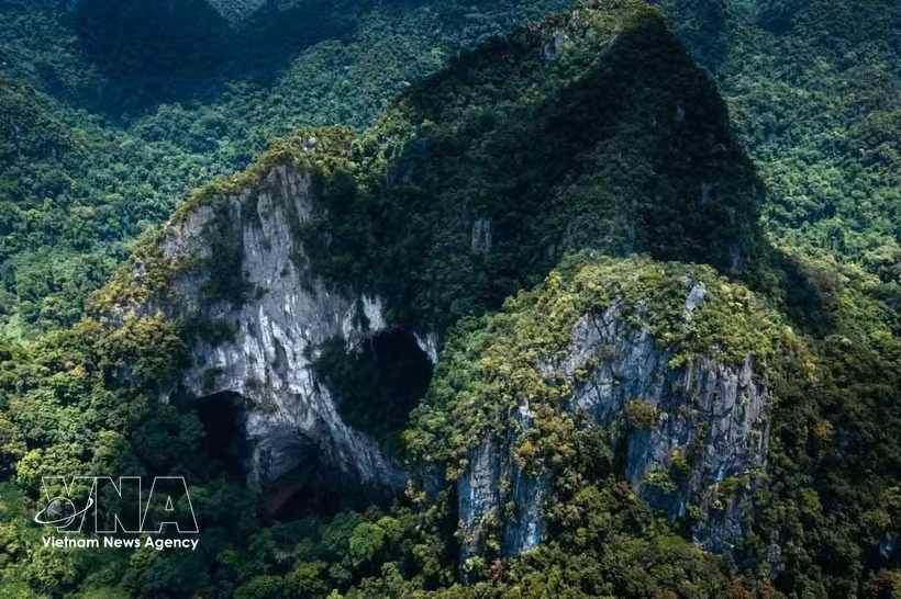 Karst limestone mountains in the Phong Nha - Ke Bang National Park, with large cave entrances opening amid the primeval forest, reflect a geological formation process spanning millions of years. (Photo: VNA)