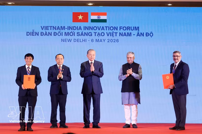 General Secretary of the Communist Party of Vietnam Central Committee and President To Lam (centre) and officials at the Vietnam-India Innovation Forum in New Delhi on May 6, 2026. (Photo: VNA)