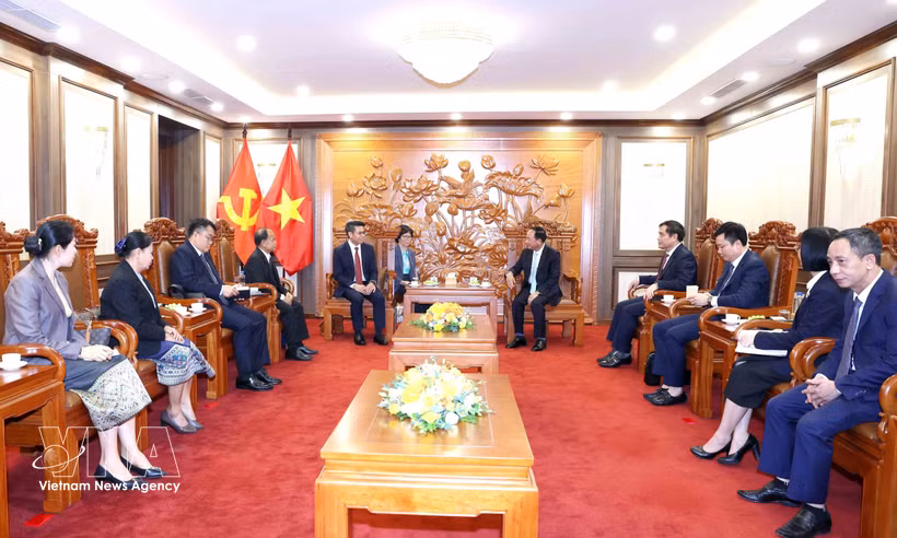 At the reception for Deputy Head of the Lao People’s Revolutionary Party (LPRP) Central Committee’s Commission for Propaganda and Training Sakhone Phommalath (Photo: VNA)